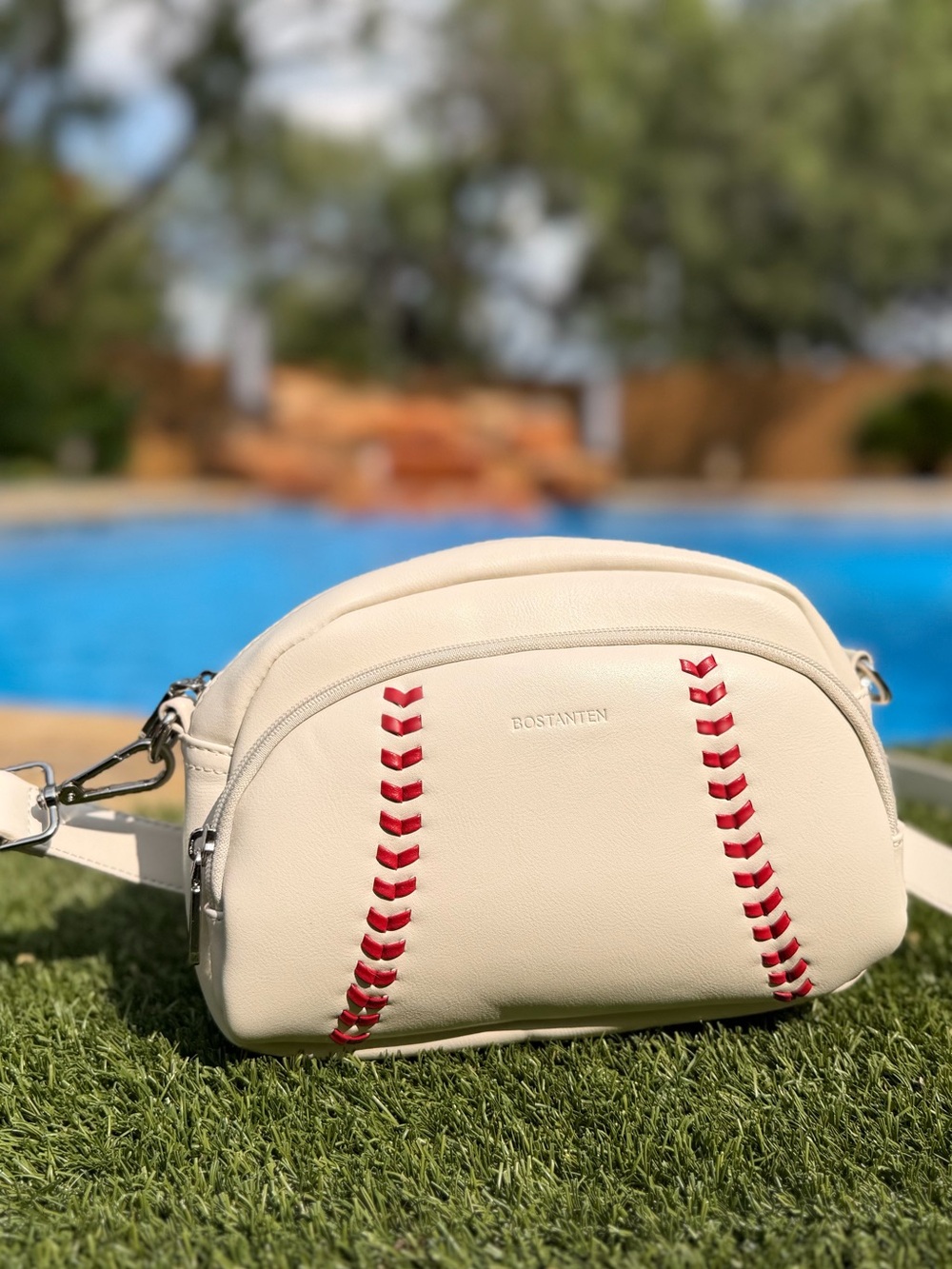 BOSTANTEN Cream Crossbody Bag with Red Stitch Detailing
